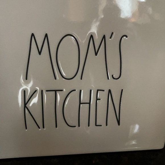Rae Dunn - MOM’S KITCHEN - ceramic sign - Picture 2 of 2